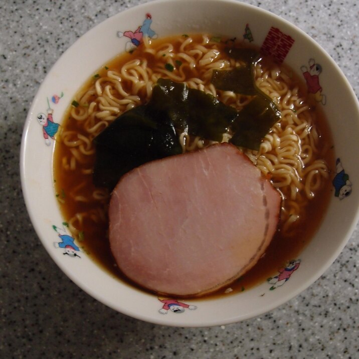 厚切りロースハムとワカメの醤油ラーメン